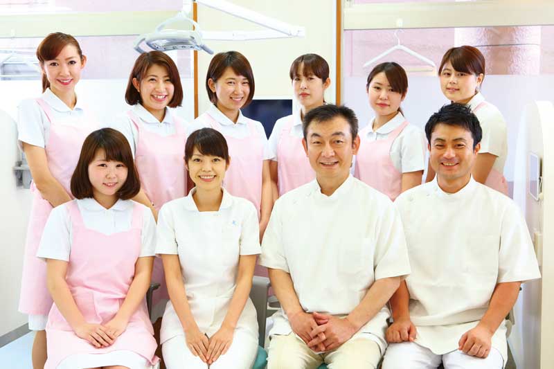 山辺院長を中心に、明るく丁寧な対応を志すスタッフたち