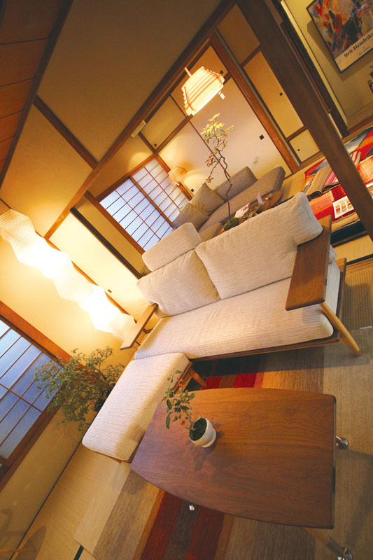 家具は、ソファーとダイニングテーブルを中心に、和の空間にも自然に溶けこむ上質なアイテムをセレクト。