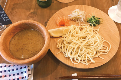 〈カフェサロン  木の暮らし〉新鋭カフェと老舗製麺所のコラボレーション