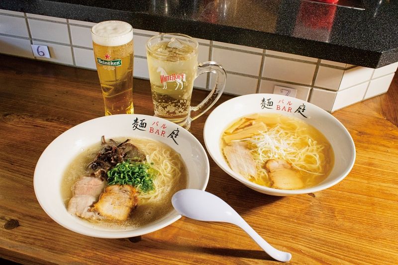 人気メニューの、濃厚な「豚骨ラーメン」660円と「塩ラーメン」660円。それぞれで麺の太さが違うのが特徴。