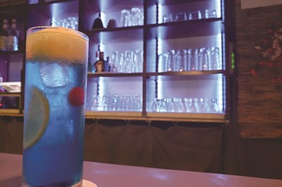 爽やか＆飲みやすさ◎の青色カクテル 「ブルーレモネードフロート」をお試しあれ!