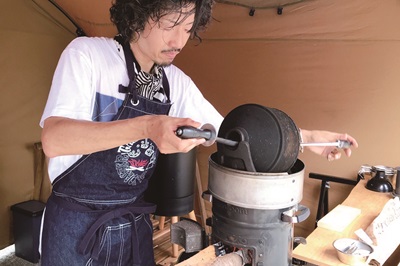 無農薬栽培のコーヒー豆を薪で焙煎 こだわりいっぱいのテイストを楽しんで