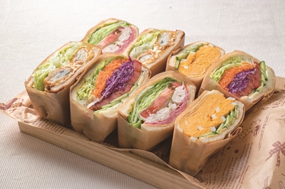 色とりどり、具材もたっぷりの新メニュー サンドイッチを要チェック！
