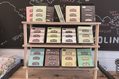〈久遠チョコレート〉ちょっとした贈りものにも使える BOOK型パッケージのテリーヌセット！