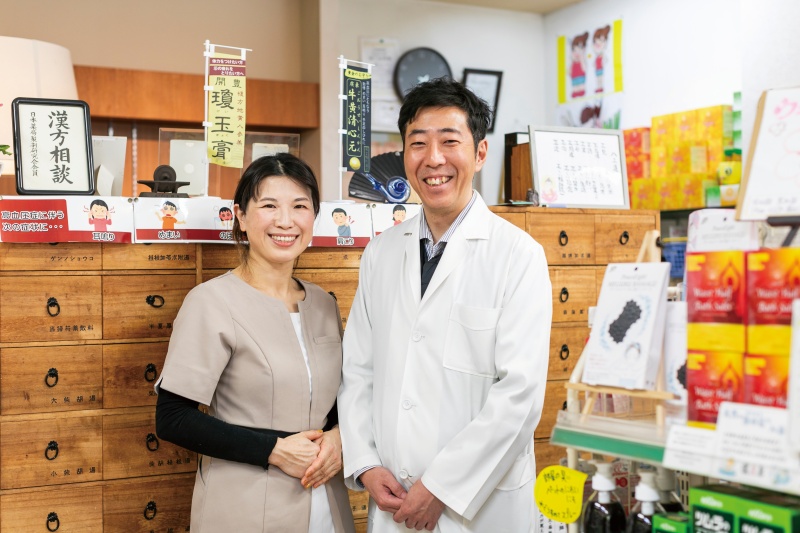 浦上天主堂のすぐそばに位置する〈ドラッグエンゼル〉　ご夫婦