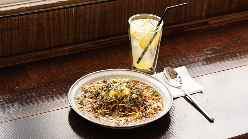 スパイスが香るオリジナルカレー。温玉、カスリメティーハーブ、チーズでさらにゴージャスな味わいに