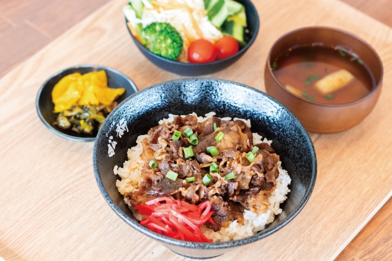 「牛めし定食（サラダ、香の物、味噌汁）」1,080円