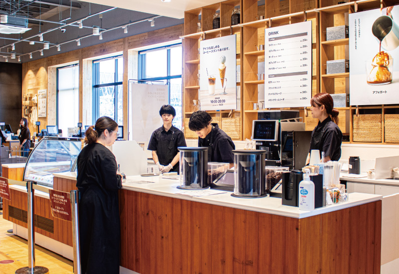 レジ横に位置。紅茶や抹茶ラテ、フロートなどもそろう