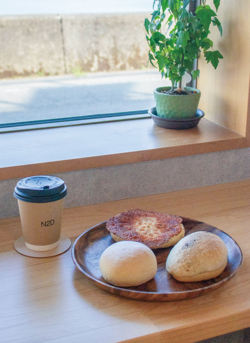 「ホットコーヒー」420円、右から時計回りに「アールグレイのメロンパン」288円、「クリームパン」310円、「きんぴらベーコンとおやきのパン」300円