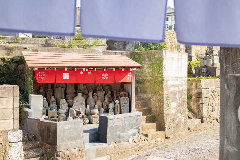 甘味処 AMACHA MARUYAMA　向かいの正覚寺のお地蔵さん