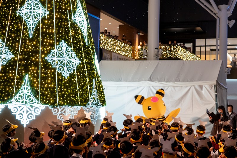 アミュプラザのイルミネーション点灯式。デンリュウと子供たち