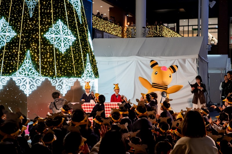 アミュプラザのイルミネーション点灯式。デンリュウと子供たち