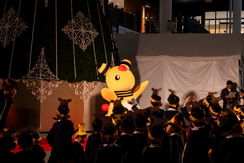 アミュプラザのイルミネーション点灯式。デンリュウと子供たち