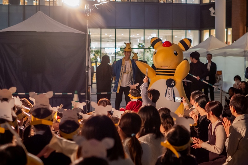 アミュプラザのイルミネーション点灯式。デンリュウと子供たち