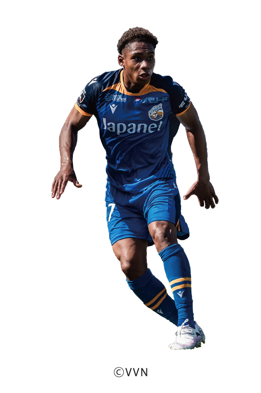 モヨマルコム強志 選手の全身写真