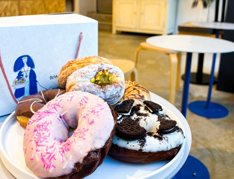 「オルガ・ル・ボン・ボンドーナツ」の期間限定ショップ 盛り付けられたドーナツとショップバッグ