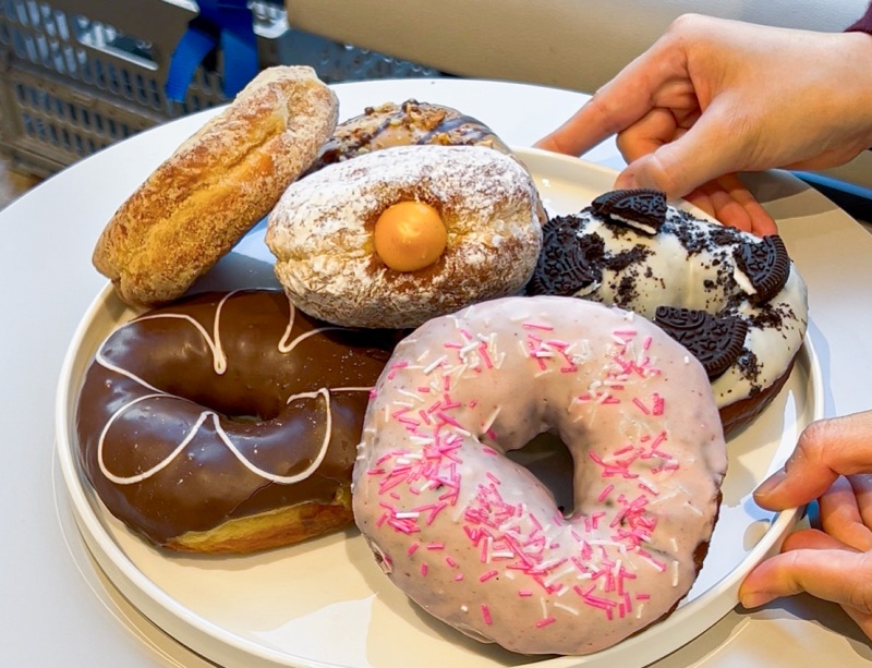 「オルガ・ル・ボン・ボンドーナツ」の期間限定ショップ 盛り付けられたドーナツ