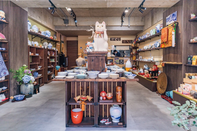 尾曲がり猫茶屋の内観