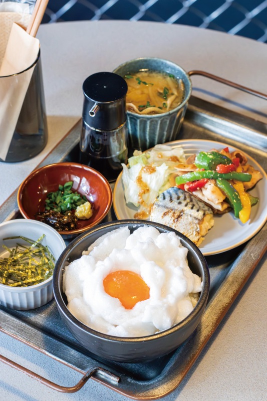 「ふわふわTKGセット」800円は、魚・肉の両方を味わえるおかずが魅力的