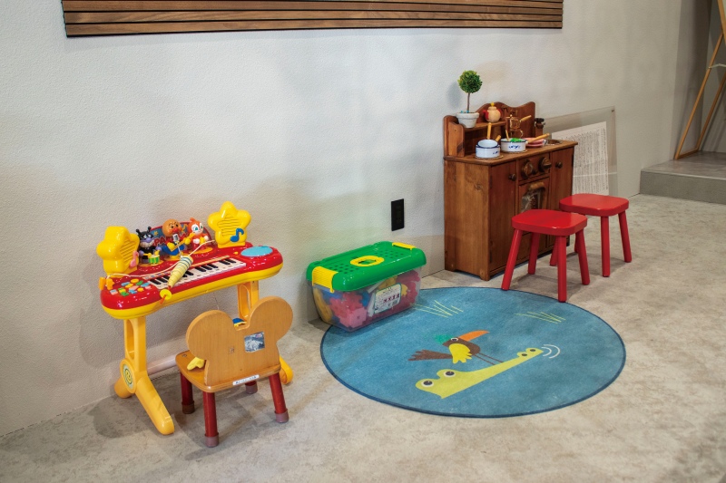 奥には、キッズスペースや大勢で楽しめる個室も