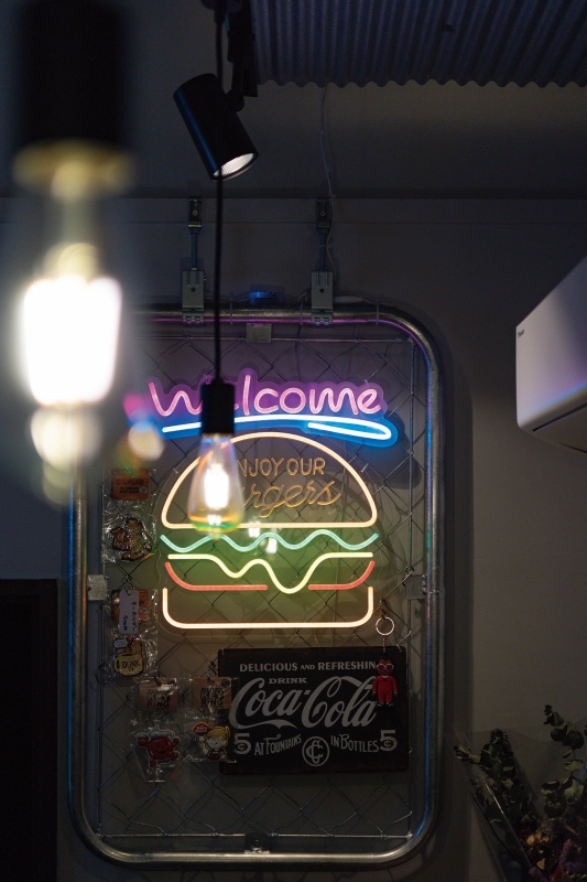 Good Burger店内のネオンサイン装飾