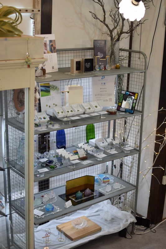 旅するガラスのガラスアクセサリーの店内ディスプレイ