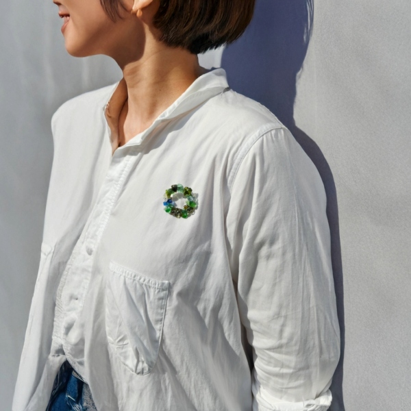 旅するガラスの一点物ガラスブローチの着用イメージ