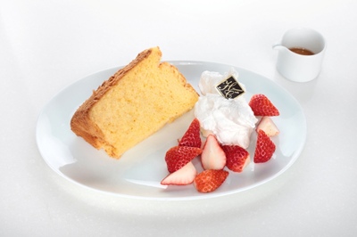 〈長崎県美術館〉のカフェに、新スイーツ「旬の苺とふわふわシフォンケーキ」