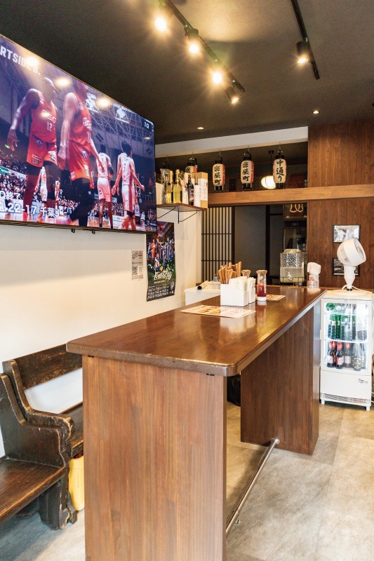 CoCo Burgers&Sports Barの店内カウンターと大型モニター