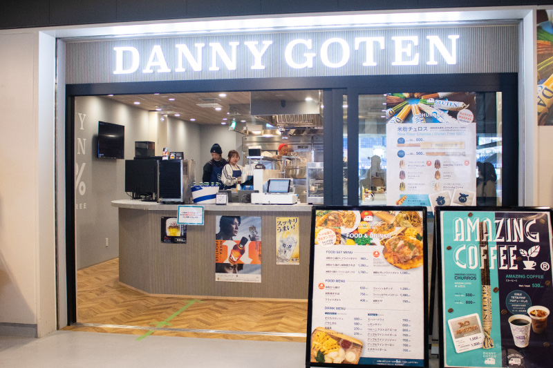 店内にある二人のサインを見つけて