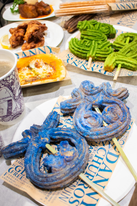 「米粉チュロス（30cm）」、「ヴィヴィくんチュロス」ほか、好きな文字を作れる“推しチュロス”もあり※前日までの要予約