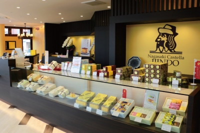 異人堂カステラ 大村店の店内と商品売り場