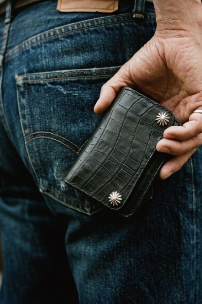 left hand leatherのレザーウォレットの使用イメージ