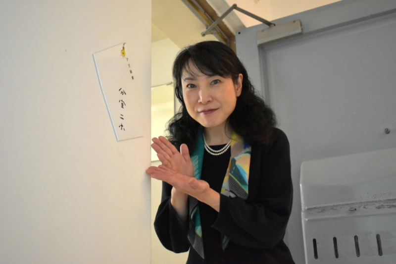 オーナーの岡本京美さん。アパートの4部屋を抜いたギャラリーは展示方法もユニークです 