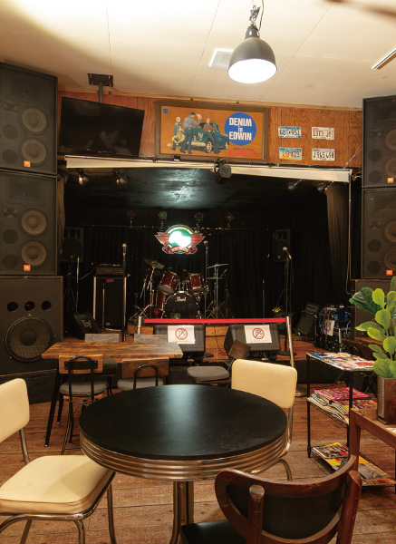 Roxy.Bros Cafeのライブステージがある店内