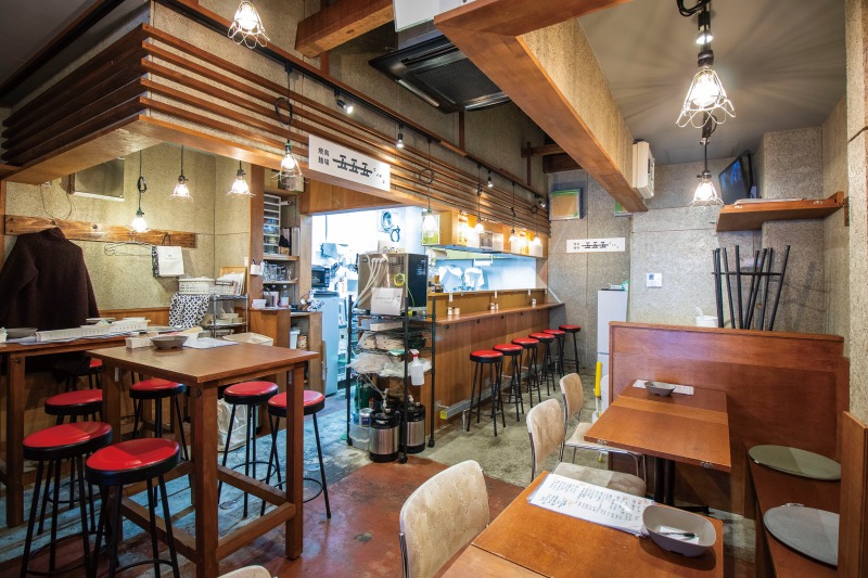 焼鳥麺場 五一五の店内