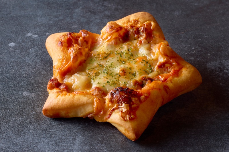 ヴィヴィくんとのコラボパンとして販売される星形の惣菜パン