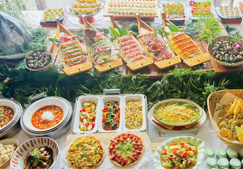矢太樓・矢太樓南館のバイキング料理。寿司や揚げ物、惣菜など多彩な料理が並ぶ