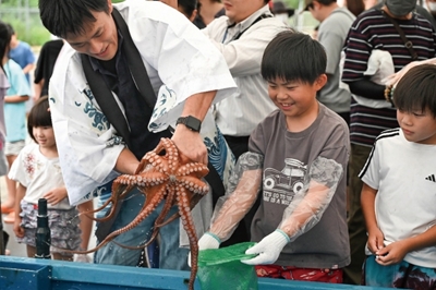 〈長崎市〉タコの掴み取りに塩もみ・茹でまで体験!毎年大好評の「野母崎たこまつり」を開催 2026年6月21日(日)