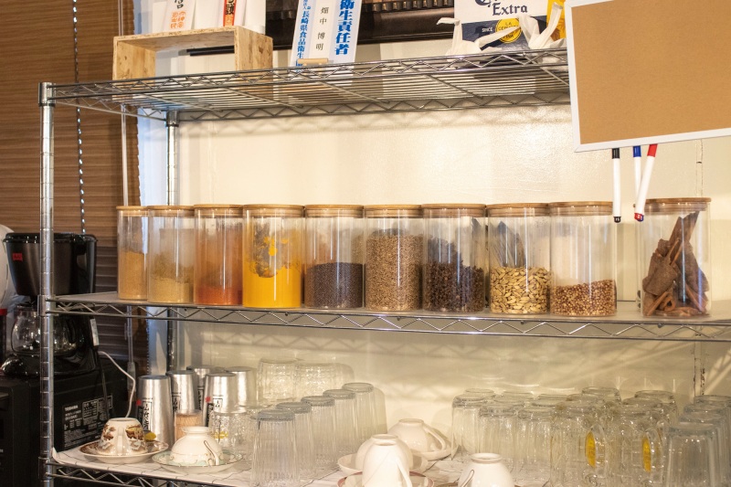 店内の棚に並ぶ、カレーに使用するさまざまなスパイス