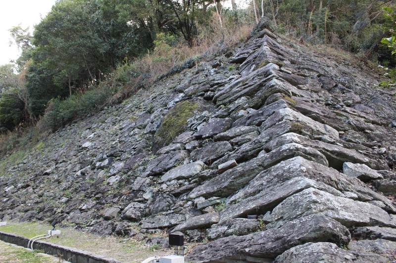 城内各所に野面積みの石垣が点在しています