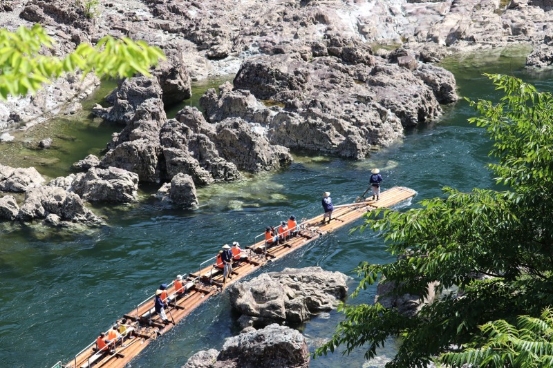 操縦する筏師の櫂さばきと北山川の美しい渓谷が楽しめます。写真提供：北山村