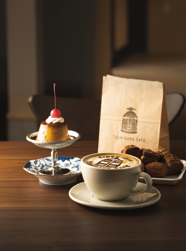 TSURIGANE CAFEの昔ながらの固めプリンとオリジナルラテ、ベビーカステラ